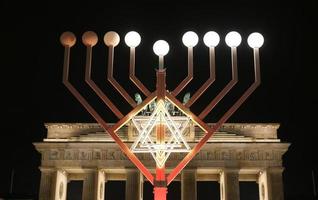 menorah durante l'hanukkah a pariser platz, berlino, germania foto