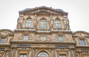 museo del louvre a parigi città foto