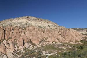 valle delle rose nel villaggio di Cavusin, Cappadocia foto