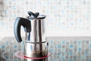 preparazione del caffè con moka a pressione sulla gamma foto