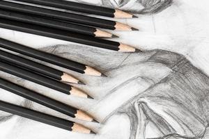 set di matite di grafite sul disegno del volto maschile foto