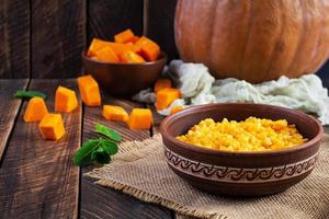 delizioso porridge di zucca fatto in casa su fondo di legno. cibo vegano sano foto