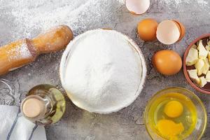 farina e ingredienti per fare l'impasto. ingredienti per cuocere pizza, pane, prodotti da forno foto