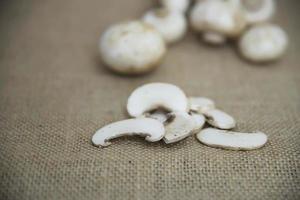 verdura fresca di funghi champignon in cucina - concetto di cottura di verdure a base di funghi freschi foto