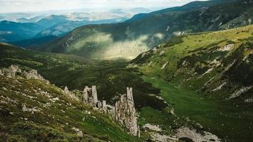 bellissimo paesaggio di montagna dei Carpazi, montagne verdi e scogliere di shpytsi foto