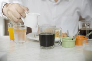 l'uomo d'affari mangia la colazione americana ambientata in un hotel - le persone fanno colazione nel concetto di hotel foto