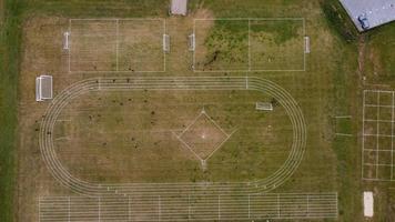 una ripresa aerea e una vista dall'alto del parco giochi di una scuola superiore di ragazzi a Luton, città dell'Inghilterra, autostrade e autostrade britanniche foto