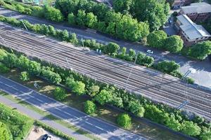 veduta aerea della città di luton in inghilterra e binari ferroviari, complesso residenziale foto