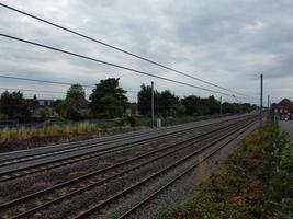 Vista aerea ad alto angolo dei binari del treno alla stazione ferroviaria di Leagrave Luton dell'Inghilterra, Regno Unito foto