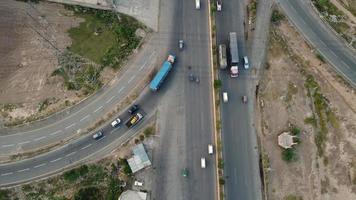 riprese dall'alto e veduta aerea delle autostrade pakistani m2 allo svincolo di kala shah kaku per gt road lahore, il villaggio industriale del punjab foto