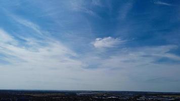 bel cielo azzurro e poche nuvole sopra la città di Luton, in Inghilterra, in una calda giornata estiva foto