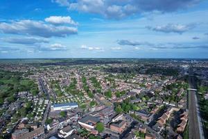 veduta aerea della città di luton in inghilterra e binari ferroviari, complesso residenziale foto