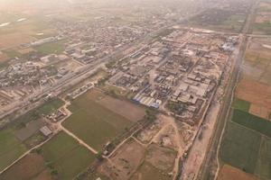 veduta aerea di kala shah kaku villaggio del punjab pakistan, kala shah kaku noto anche come ksk è una città situata nel distretto di sheikhupura, punjab, pakistan. fa parte dello sheikhupura foto