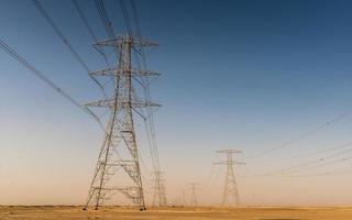 cavi elettrici giganti nel deserto foto