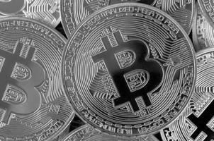 molti bitcoin d'argento. concetto di criptovaluta e denaro virtuale foto