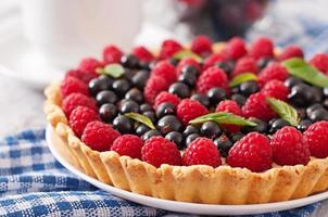 crostata con frutti di bosco e crema pasticcera foto