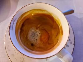 messa a fuoco selettiva su una superficie del caffè in una tazza bianca foto