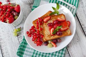 french toast con frutti di bosco e marmellata per colazione foto