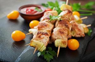 shish kebab di pollo con zucchine foto