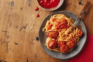 spaghetti con polpette e salsa di pomodoro. deliziose polpette di spaghetti fatti in casa foto