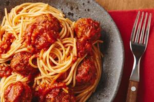 spaghetti con polpette e salsa di pomodoro. deliziose polpette di spaghetti fatti in casa foto