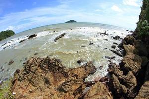 bellissimo paesaggio marino. mare e roccia. composizione della natura. Obiettivo fisheye da 8 mm foto