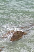 pietre sulla spiaggia tropicale foto