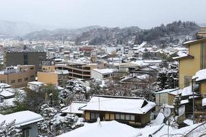 vista della città di takayama in giappone nella neve foto