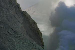 fumi di zolfo dal cratere del vulcano kawah ijen, indonesia foto