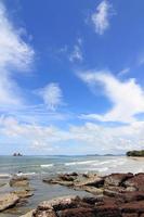 spiaggia tropicale con pietra e cielo foto