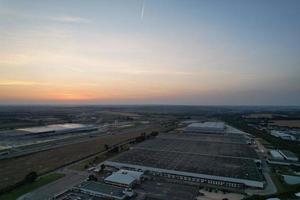 splendida vista aerea della città di luton dell'inghilterra regno unito all'ora del tramonto, riprese ad alto angolo di nuvole colorate riprese da drone foto