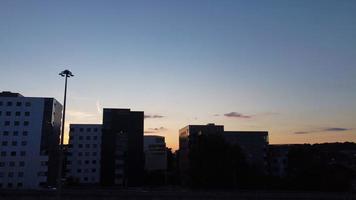 vista aerea ad alto angolo del drone del centro della città di Luton, in Inghilterra, e della stazione ferroviaria foto