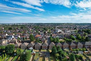 metraggio ad alto angolo di vista aerea di strade residenziali della città di luton dell'inghilterra uk foto