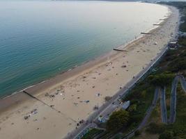 Vista mare ad alto angolo di fronte alla spiaggia con persone a Bournemouth, città dell'Inghilterra, Regno Unito, riprese aeree dell'Oceano Britannico foto