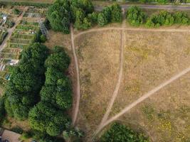 riprese aeree e vista dall'alto della campagna britannica e dell'area della riserva naturale nella città di Luton, in Inghilterra, Regno Unito foto