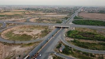 riprese dall'alto e veduta aerea delle autostrade pakistani m2 allo svincolo di kala shah kaku per gt road lahore, il villaggio industriale del punjab foto