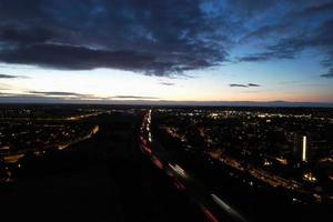 bella vista aerea ad alto angolo delle autostrade britanniche e del traffico nella città di Luton, in Inghilterra, Regno Unito, di notte dopo il tramonto foto