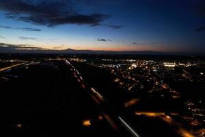 bella vista aerea ad alto angolo delle autostrade britanniche e del traffico nella città di Luton, in Inghilterra, Regno Unito, di notte dopo il tramonto foto