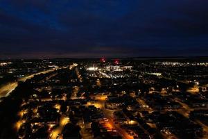 bella vista aerea ad alto angolo delle autostrade britanniche e del traffico nella città di Luton, in Inghilterra, Regno Unito, di notte dopo il tramonto foto