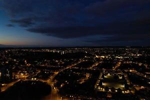 bella vista aerea ad alto angolo delle autostrade britanniche e del traffico nella città di Luton, in Inghilterra, Regno Unito, di notte dopo il tramonto foto