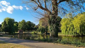 bellissimo parco pubblico locale a luton città dell'inghilterra uk foto