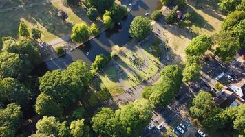 riprese ad alto angolo di vista aerea del parco pubblico locale dell'inghilterra foto