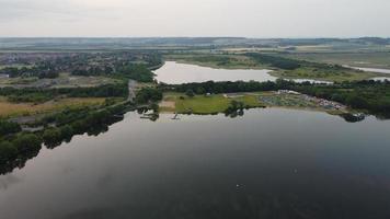 filmati di vista aerea ad alto angolo sopra la turbina eolica del mulino a vento al lago stewartby d'Inghilterra all'alba foto