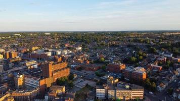 riprese del drone ad alto angolo della stazione ferroviaria centrale di Luton e veduta aerea del centro città, Inghilterra, Regno Unito foto