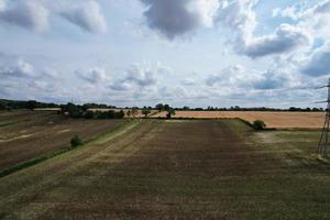 Splendida vista ad alto angolo del villaggio britannico e della campagna dell'Inghilterra, Regno Unito foto
