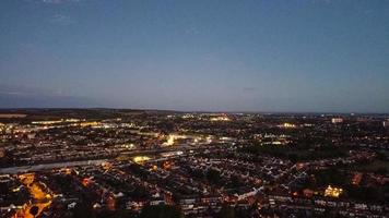 bella veduta aerea notturna della città britannica, riprese del drone ad alto angolo della città di luton, in inghilterra, regno unito foto