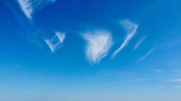 bel cielo azzurro e poche nuvole sopra la città di Luton, in Inghilterra, in una calda giornata estiva foto