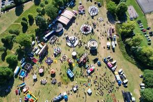 riprese aeree di drone vista dall'alto di londra luton città d'inghilterra con edifici foto