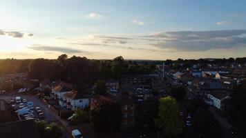 riprese del drone ad alto angolo della stazione ferroviaria centrale di Luton e veduta aerea del centro città, Inghilterra, Regno Unito foto
