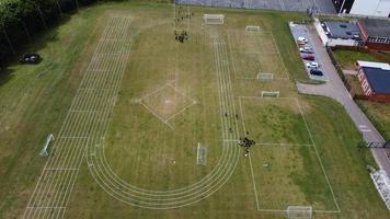 una ripresa aerea e una vista dall'alto del parco giochi di una scuola superiore di ragazzi a Luton, città dell'Inghilterra, autostrade e autostrade britanniche foto